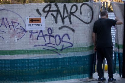 Un vecino se asoma para ver la remodelación de la Plaza de España, en Madrid.