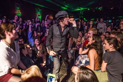 El neoyorquino Jesse Malin actuando en Los Ángeles.