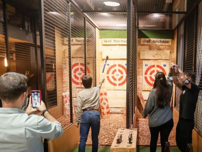 Varios jóvenes practican el lanzamiento de hachas, el pasado viernes en El Hachazo, Madrid. 