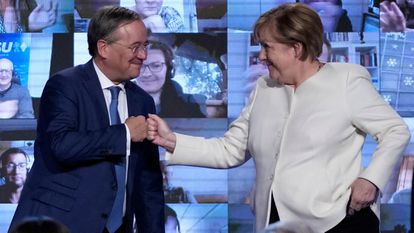 La canciller saliente Angela Merkel y el presidente de la CDU y candidato conservador, Armin Laschet, se saludan tras un acto de campaña en Múnich el 24 de septiembre.