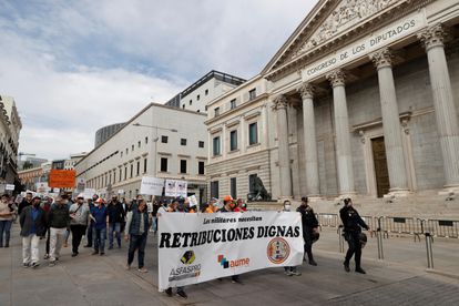 Manifestación de militares para reivindicar la mejora de sus retribuciones este sábado ante la fachada del Congreso de los Diputados.