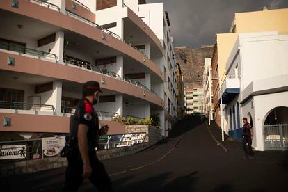 Policías canarios hacen ronda en una zona desalojada de Puerto Naos, en La Palma.