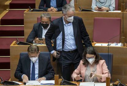 El presidente de la Generalitat Valenciana, el socialista, junto a la vicepresidenta, Mónica Oltra, de Compromís, y el vicepresidente segundo, Héctor Illueca, de Unides Podem.