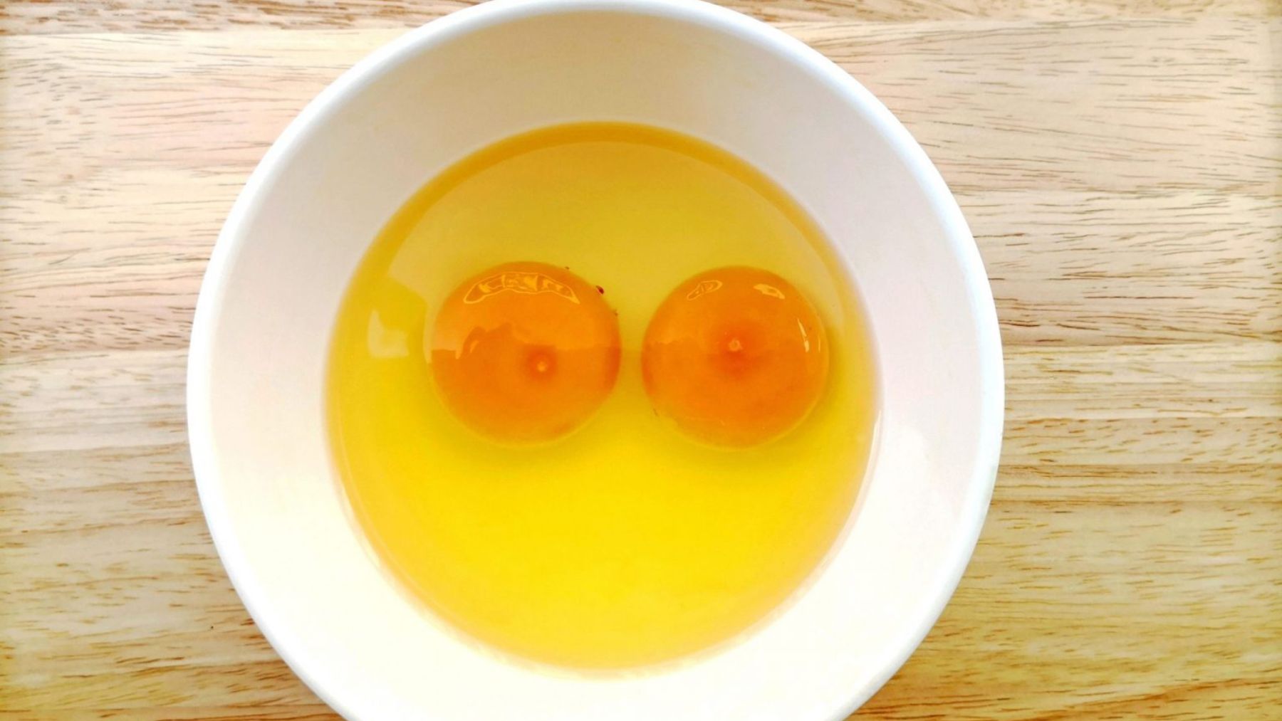 ¿Qué debes hacer si encuentras manchas rojas en la yema del huevo?