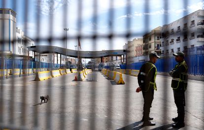 El paso fronterizo de Beni Enzar, junto a Melilla, cuistodiado en marzo por agentes marroquíes.