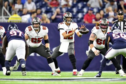 Tom Brady (en primer término), 'quarterback' de los Tampa Bay Buccaneers, durante el primer tiempo del partido disputado este agosto contra los Houston Texans.
