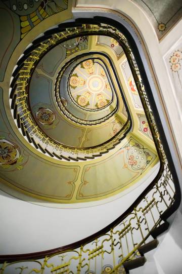 Escalera del museo Riga Art Nouveau Center, en la capital letona.