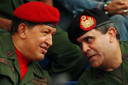 El entonces presidente de Venezuela, Hugo Chávez, y Raúl Baduel, ministro de Defensa, en una imagen de agosto de 2006 en Caracas.