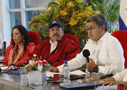Rosario Murillo, vicepresidenta de Nicaragua; Daniel Ortega, presidente nicaragüense, y Juan Orlando Hernández, mandatario de Honduras.