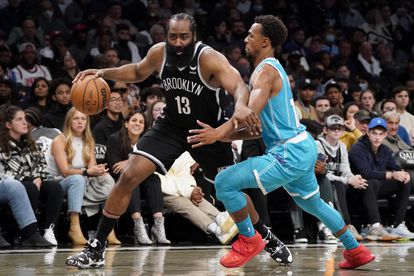 Harden aparta a Ish con su brazo izquierdo durante el partido entre Brooklyn y Charlotte.