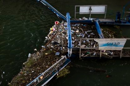 Desechos acumulados en una barrera de saneamiento, el miércoles en el barrio parisiense de Bercy.