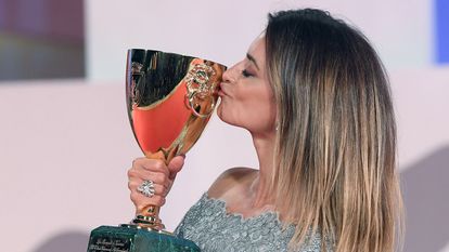 Penélope Cruz besa la Copa Volpi el pasado 11 de septiembre en Venecia.