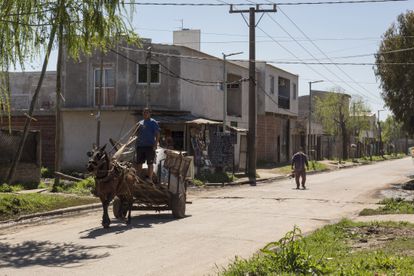 Un cartonero a caballo cruza el barrio de Villa Nueva, en la ciudad argentina de Berisso.