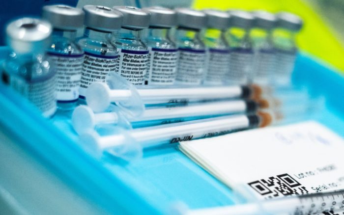 Pfizer-BioNTech reportan alta eficacia de dosis de refuerzo contra Covid-19