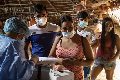 Un grupo de indígenas de la etnia kukama llegan para solicitar la vacuna. Son hombres y mujeres muy ligados al agua y han sufrido en su historia varias amenazas.