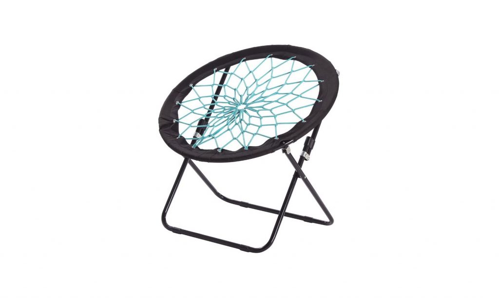 Camp Field Camping y silla elástica en la habitación