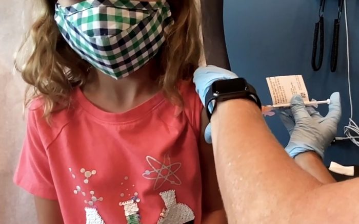 Prueban vacuna Pfizer/BioNTech en niños y muestra eficacia del 90.7%