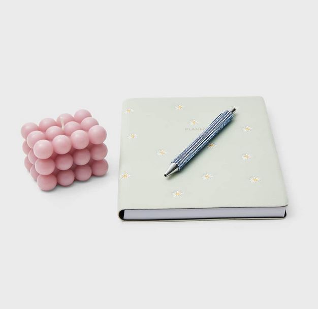 Redecora tu habitación con las velas de cubo de burbujas de Stradivarius por menos de 6 euros