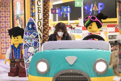 Figuras gigantes en la nueva tienda de Lego del Paseo de Gracia de Barcelona