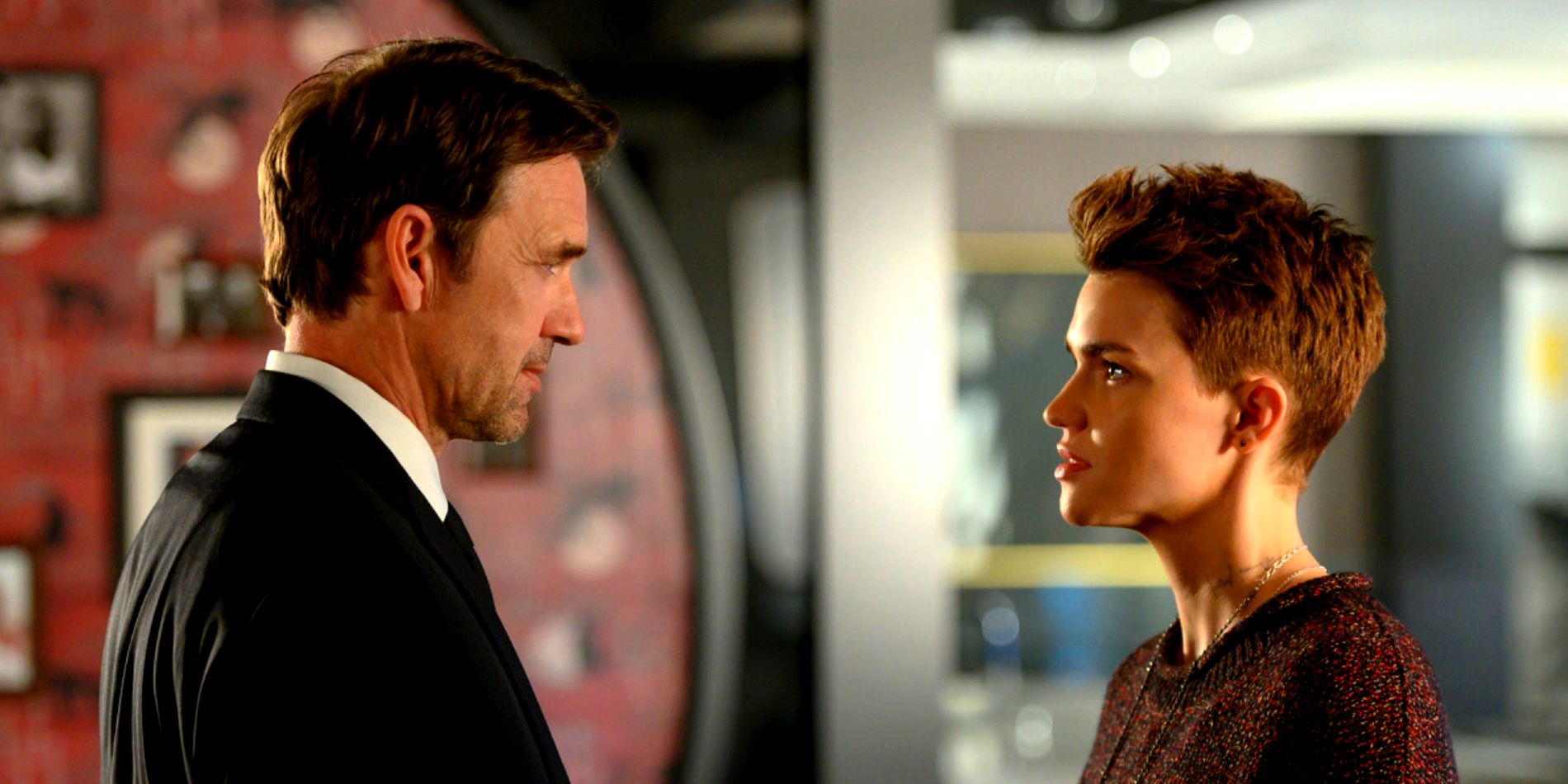 Ruby Rose alega que Dougray Scott abusó de mujeres en el set de Batwoman