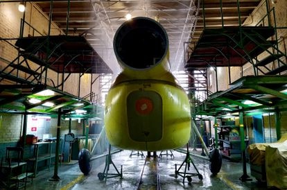 Un helicóptero pasa una prueba contra la lluvia en la fábrica de Russian Helicopters en Ulán-Udé.