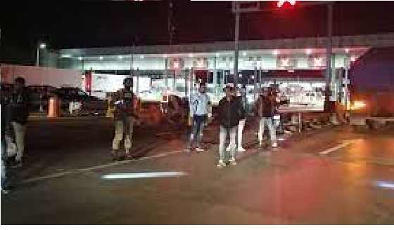 SCT mantiene varados a cientos de automovilistas, falló sistema de cobro de peaje, en Caseta de Palmillas