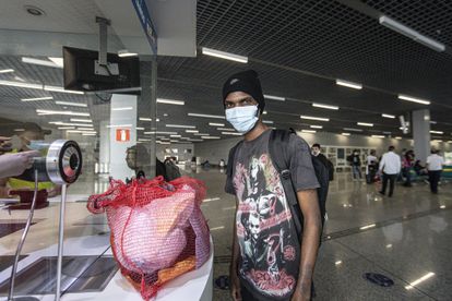 Patrick Oliveira, uno de los últimos 45 brasileños que llegaron al aeropuerto de Confins en Brasil, luego de ser deportados de Estados Unidos.