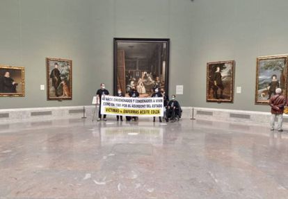 El grupo de afectados por la intoxicación con aceite de colza que se ha manifestado en el Museo del Prado, este martes.