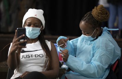 Una mujer recibe la vacuna de Pfizer el 1 de octubre en Johanesburgo (Sudáfrica). 