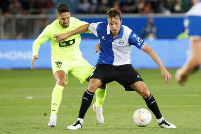 Tomás Pina protege el balón en el último duelo liguero ante el Elche.