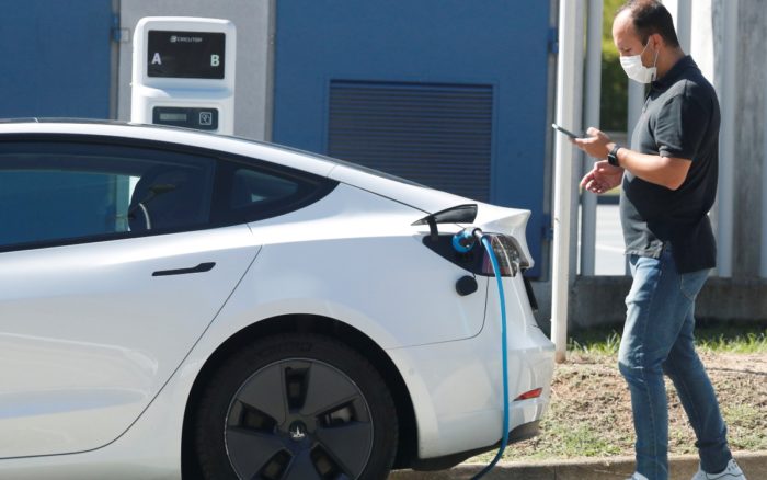 Uber se asocia con Hertz para ofrecer 50 mil autos Tesla a conductores en EU