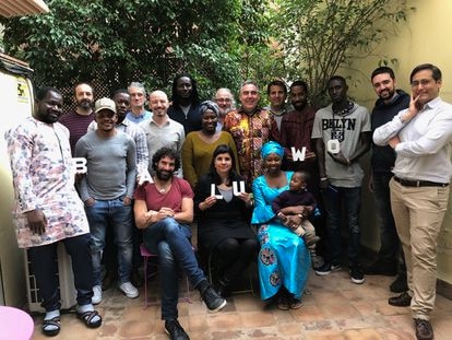 Imagen cedida por Baluwo, en la que aparecen varios trabajadores de España y otros dos de Gambia y Senegal.