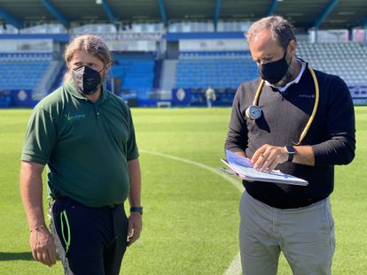 Roberto Cordero, responsable del campo de la SD Ponferradina, y Javier Gutiérrez, de Acttua, auditor de riego de los campos de LaLiga, examinan el terreno de juego de El Toralín.