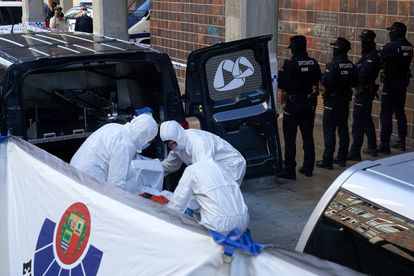 La científica de la Ertzaintza traslada uno de los dos cadáveres encontrados en la calle Antonio Machado, en Vitoria, donde un hombre ha asesinado presuntamente a su pareja y después se ha suicidado.