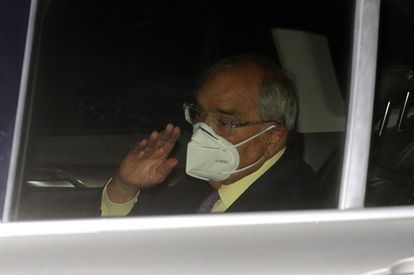 El exministro del Interior Rodolfo Martín Villa a su salida, en septiembre de 2020, de la embajada argentina en Madrid, tras declarar ante la jueza María Servini.