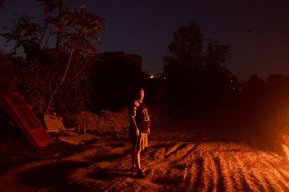 Daniel Pérez, de 26 años, frente a su casa en el camino sin asfaltar de la Cañada Real. 

