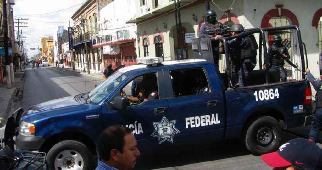 VIDEOS: 5 muertos, se enfrentan a balazos policías y delincuentes, hay 2 policías heridos, se apoderan de autos para huir
