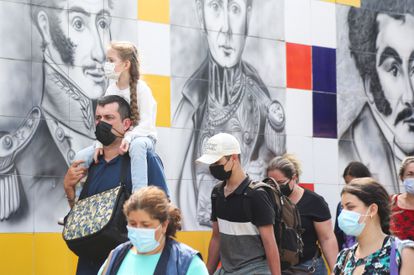 Gente cruzando el puente internacuinal, en Cúcuta.