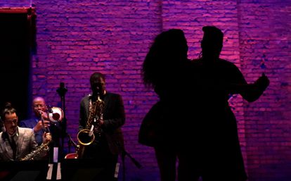 Una pareja de bailarines ensaya en el Joyce Theater de Nueva York el 5 de octubre.