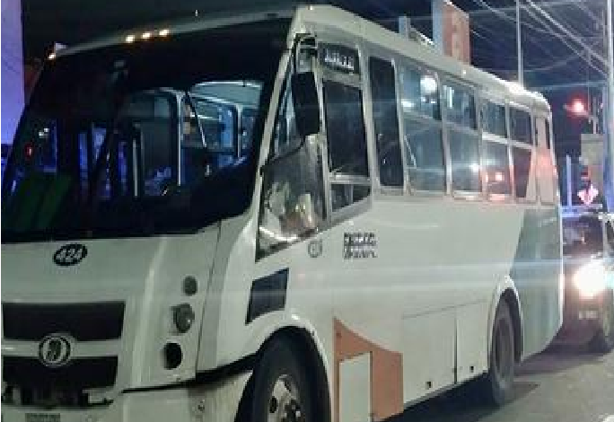Violento asalto a chofer de Qrobus, sujetos armados a punta de pistola lo despojaron de la cuenta