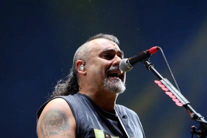 Roberto Gañán, 'PulPul', en marzo de 2019, actuando con Ska-P en Ciudad de México, con los protectores de oídos.