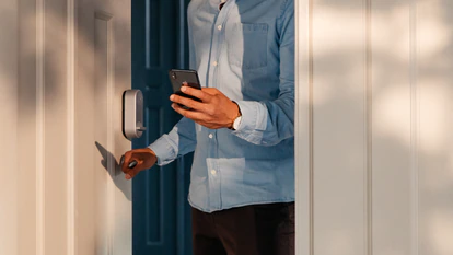 Así se ve la cerradura Yale Linus Smart Lock una vez instalada en la puerta. YALE