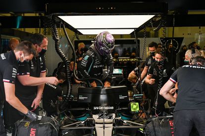 Hamilton y su equipo antes de la clasificación.