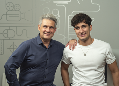 Juan Carlos Cuervo (izquierda) es fundador y director de Creartelia, una microempresa dedicada a la creatividad y la comunicación.