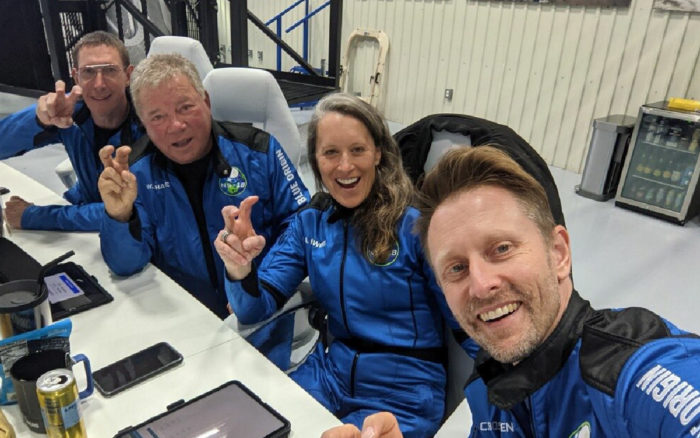 ‘Estoy lleno de emociones de lo que acaba de pasar’, dice actor de Star Trek al regresar del espacio | Video