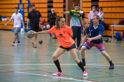 Mireia Rodríguez entrena junto a sus compañeros de equipo.