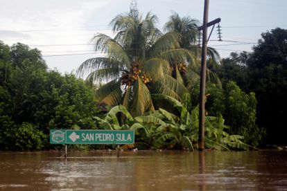 Un letrero completamente sumergido en una carretera inundada por por la tormenta Iota, en La Lima, Honduras, el 19 de noviembre de 2020.