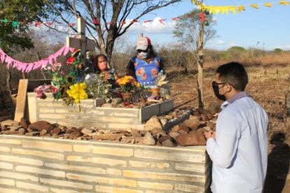 Algunos peregrinos rezan ante la tumba de Benigna. 