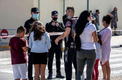 Un grupo de personas que quería acceder al cementerio de Torrent se ha encontrado con el cordón policial.