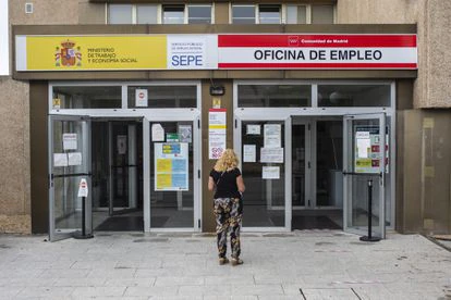 Una mujer a las puertas de una oficina de empleo en Madrid.